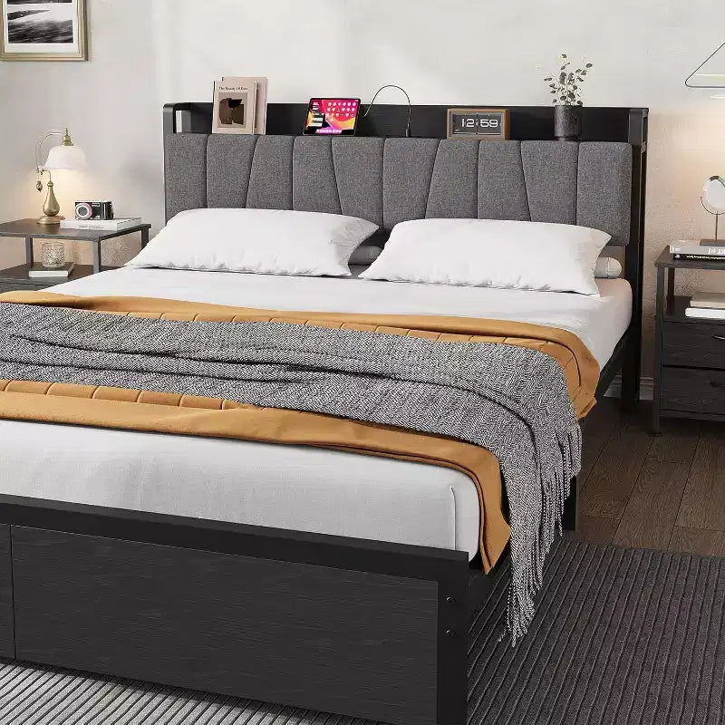 Struttura Letto con Piattaforma Matrimoniale/Queen/King con Cassetti Contenitore, Stazione di Ricarica e Testiera Alta Imbottita, Doghe Metalliche, Nessuna Molla Necessaria, Nero