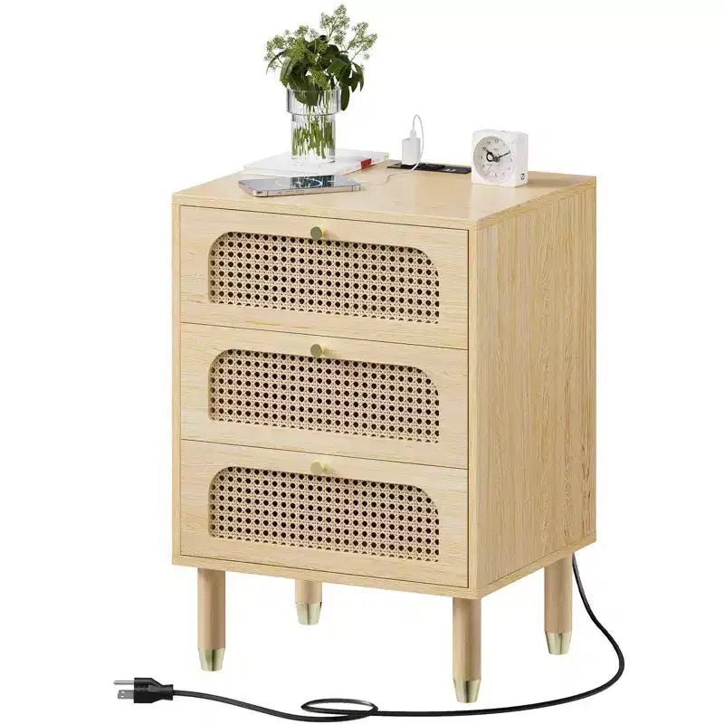 Comodino a 3 cassetti in MDF naturale con cassetti in rattan e presa di corrente