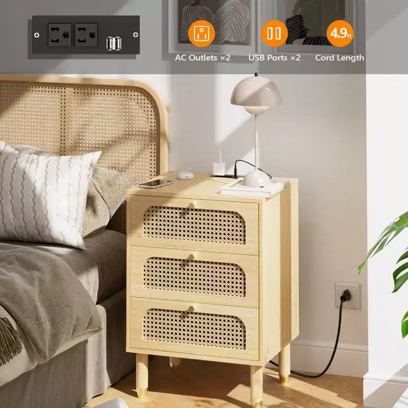 Comodino a 3 cassetti in MDF naturale con cassetti in rattan e presa di corrente