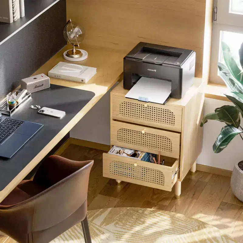 Comodino a 3 cassetti in MDF naturale con cassetti in rattan e presa di corrente