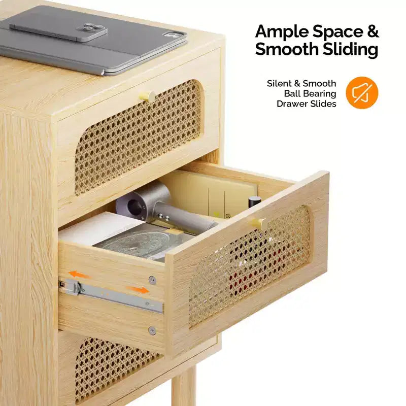 Comodino a 3 cassetti in MDF naturale con cassetti in rattan e presa di corrente