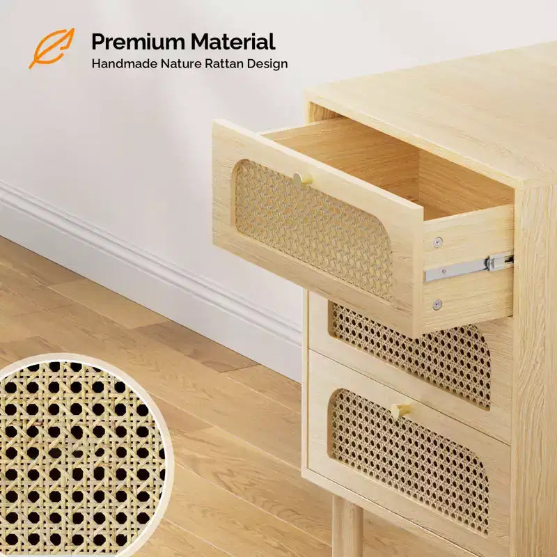 Comodino a 3 cassetti in MDF naturale con cassetti in rattan e presa di corrente