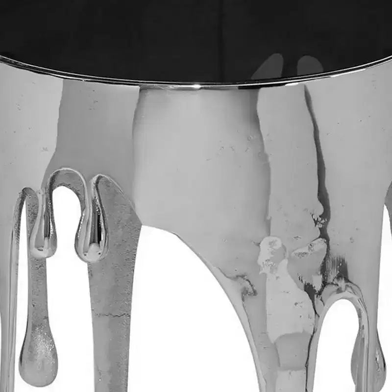Tavolino d'appoggio laterale scultoreo color argento – Piano rotondo in vetro temperato, design a goccia
